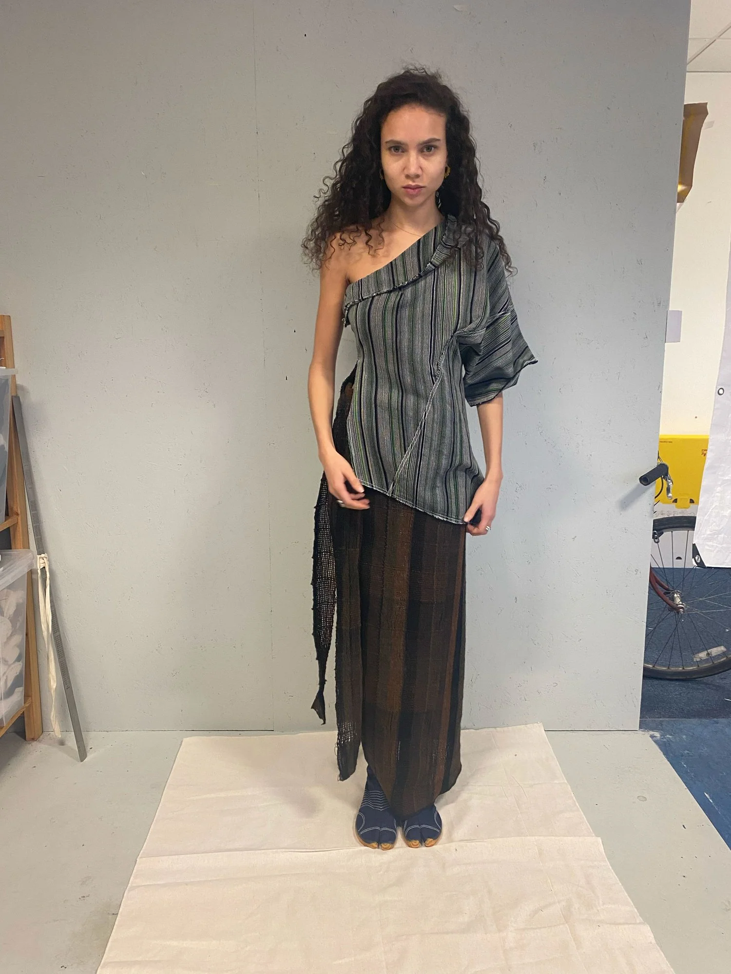 Tela De Raya Loo Weave Asymmetric Top - Image 5